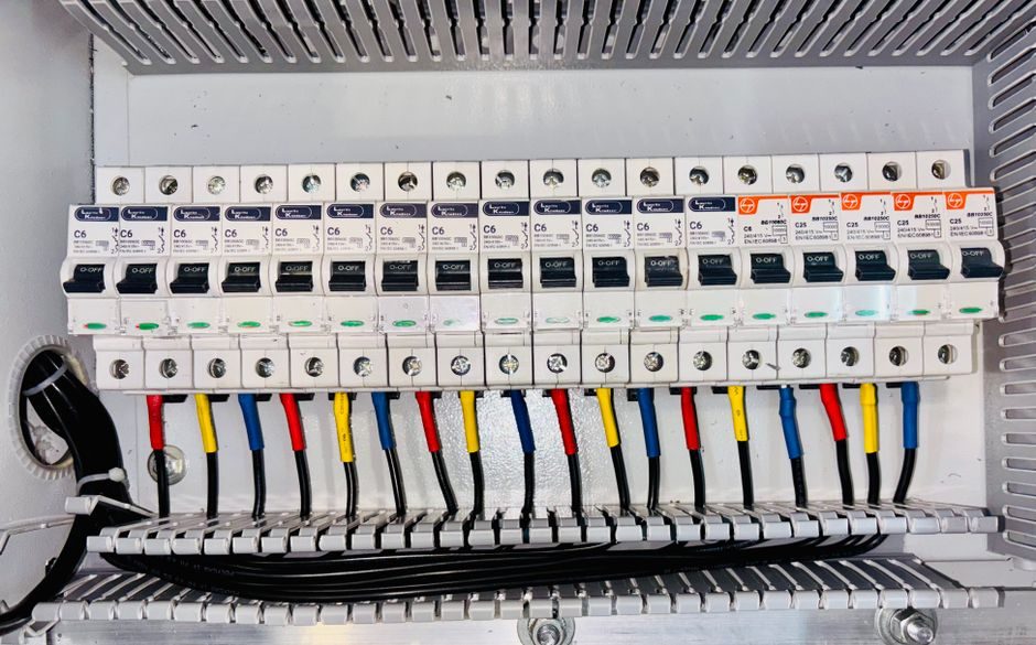 Installation électrique sur panneau de distribution