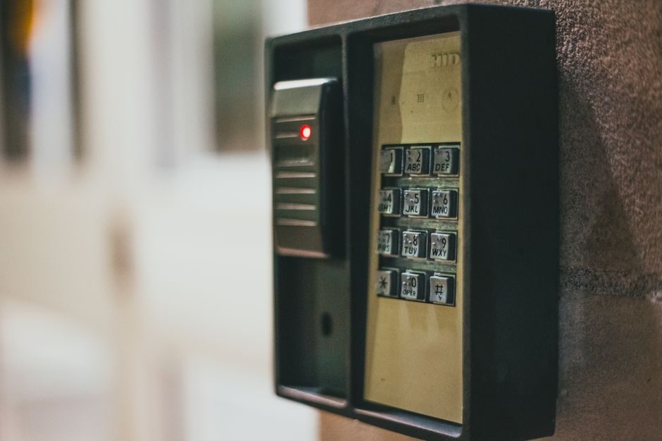 Système de contrôle d'accès et de sécurité installé par Richard Garrett Électrique